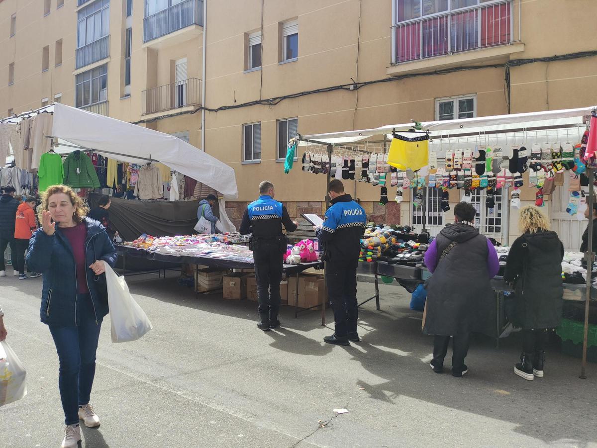 Dos agentes durante una de las revisiones en jornadas pasadas al mercadillo de La Vizana.