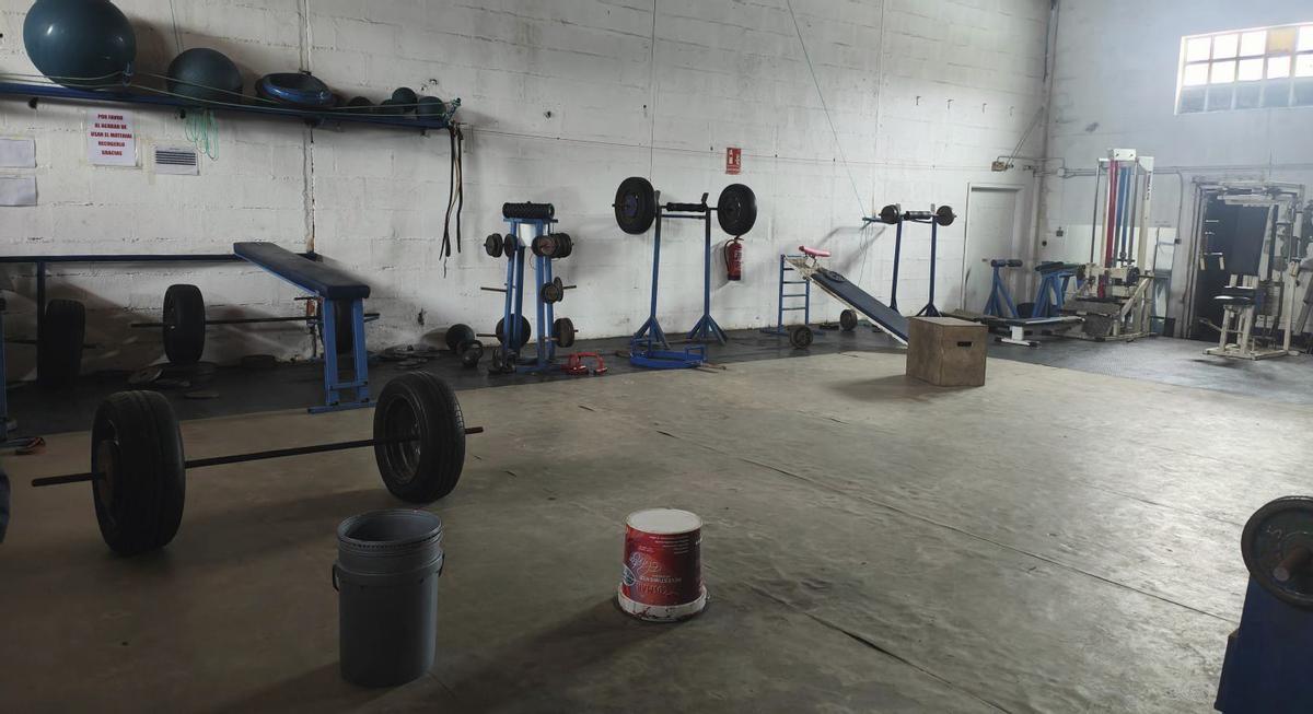 El gimnasio, con recipientes para recoger el agua que entra por la cubierta. | GONZALO NÚÑEZ