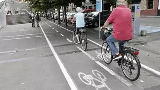 El nuevo carril bici de Fomento: bicicletas fuera de los Jardines de la Reina y más espacio  para los peatones en el paseo