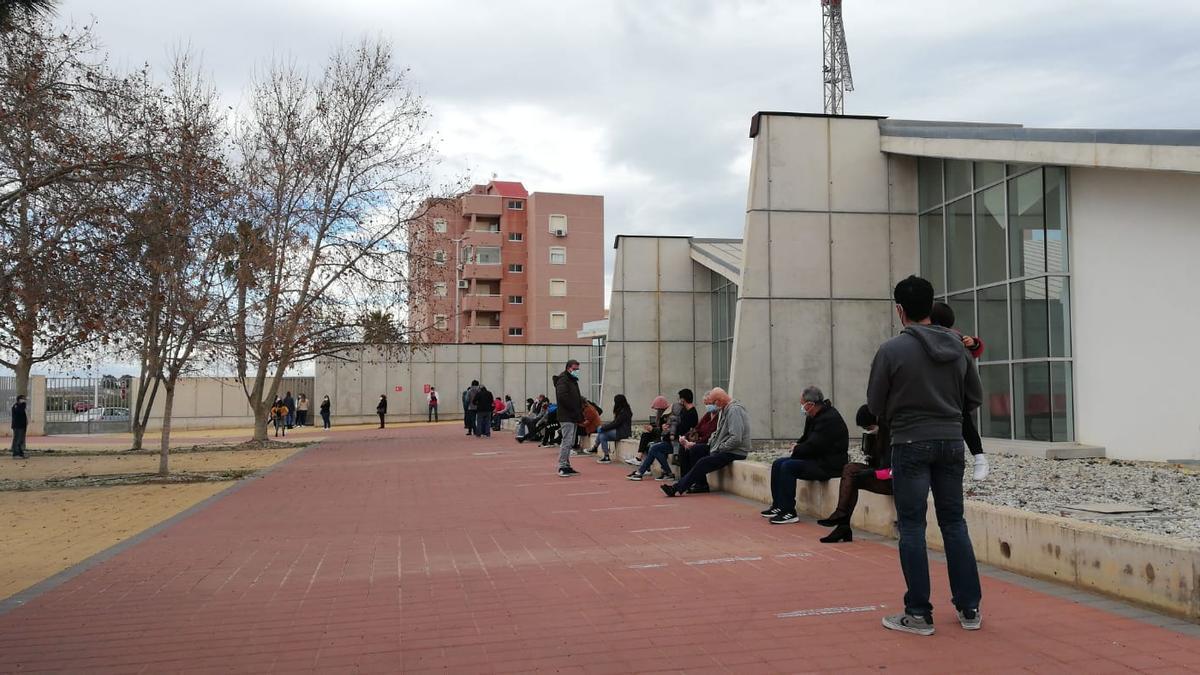 Imagen del acceso a las pruebas PCR en el centro de salud de La Mata para los vecinos de Torrevieja