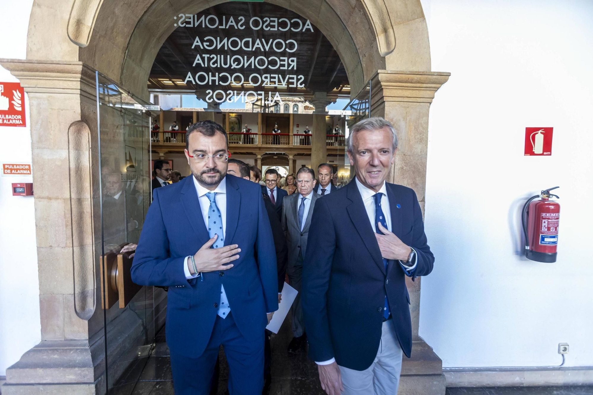 La Asociación Día de Galicia en Asturias entrega su medalla de oro a Adrián Barbón y Carmen Moriyón