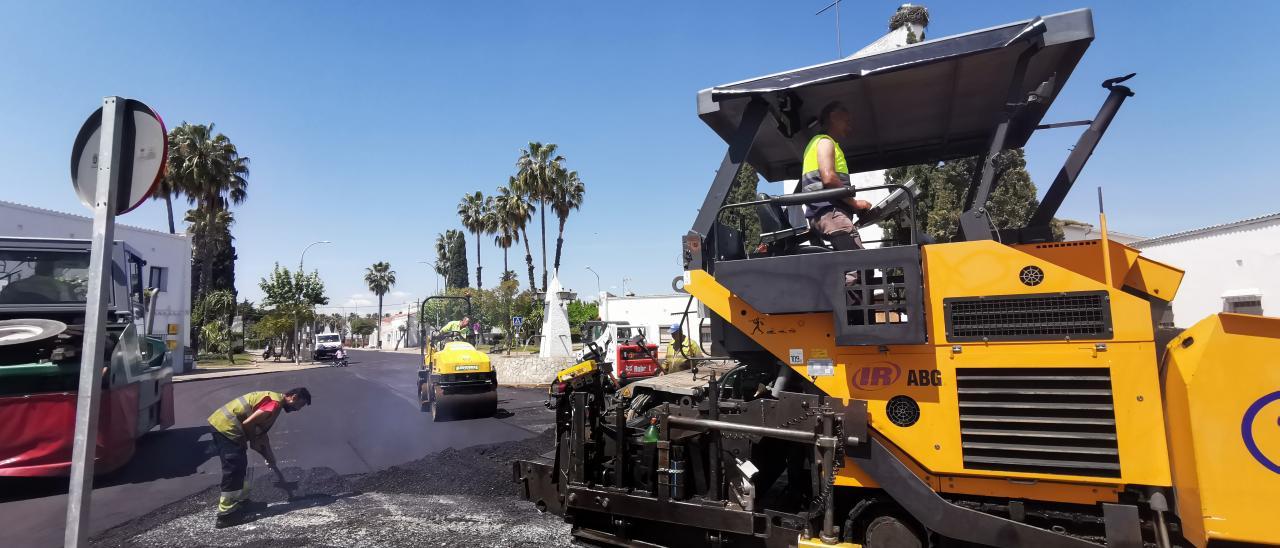 Los operarios asfaltan una de las calles de Gévora.