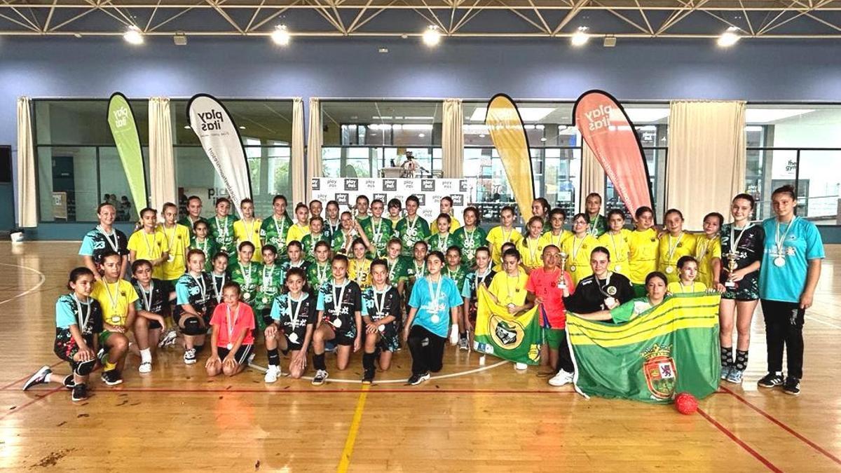 Foto de familia de los cuatro equipos de la final a cuatro del campeonato alevín femenino de Canarias