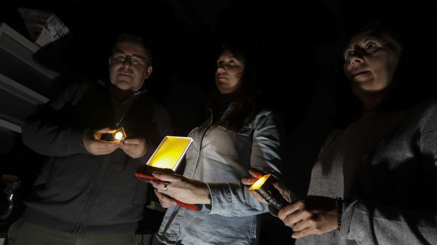 Los investigadores Amador Menéndez, Ana Belén García y María Dolores Morales en el laboratorio de iluminación de idonial en Avilés. | Ricardo Solís