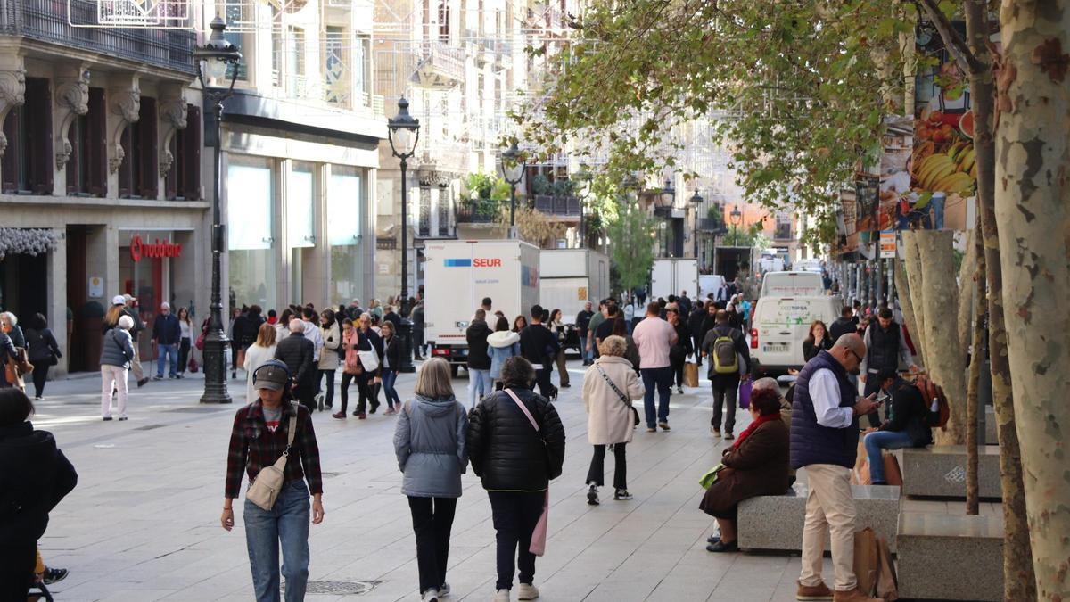 Gent passejant pel Portal de l'Àngel de Barcelona durant el Black Friday