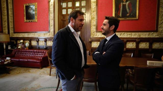 El ministro Óscar Puente charla con el diputado zamorano Antidio Fagúndez.