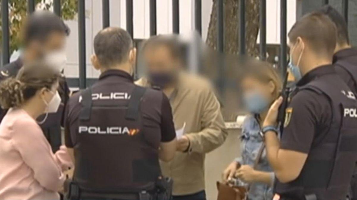 Agentes de la Policía Nacional, esta mañana en las puertas del centro escolar, con la madre de las niñas, primera por la derecha, y su pareja.