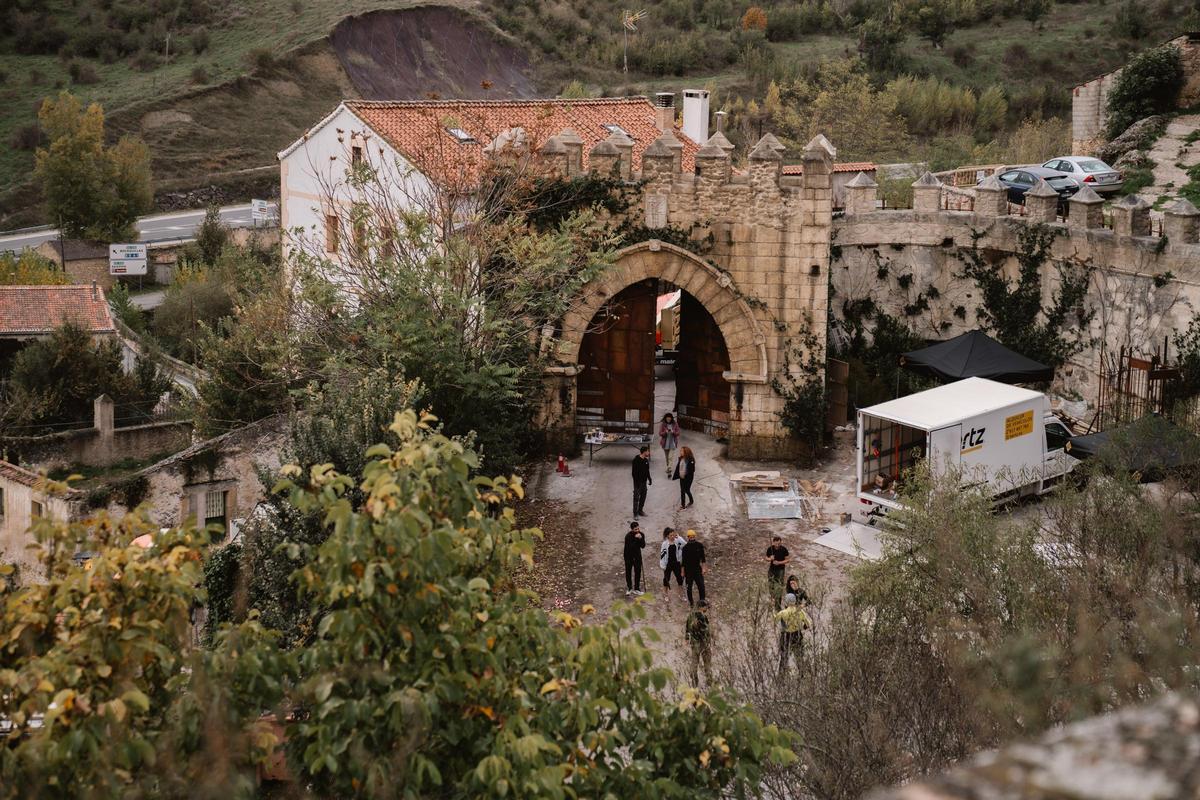 Imagen del arco medieval que la producción de la serie "The Walking Dead" ha levantado en las afueras de Sepúlveda, donde están rodando la undécima temporada.