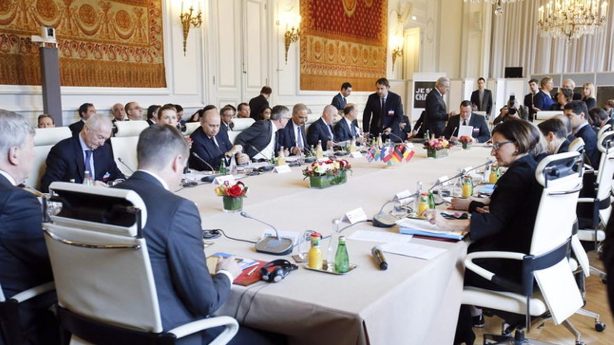 Los ministros de Interior de los países europeos y EEUU, durante la reunión de París.