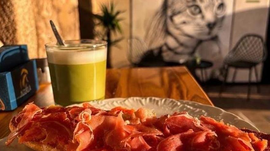 El nuevo establecimiento en Valverde del Fresno ofrece desayunos, tapas y cenas en un espacio que dispone de terraza privada