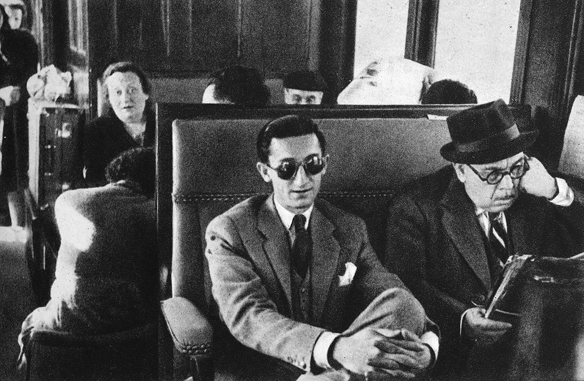 El maestro, viajando a un festejo en tren