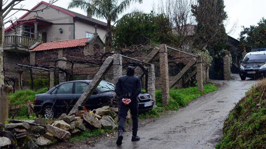 Registro de la Policía Nacional en una vivienda de Galiñáns. // Noé Parga