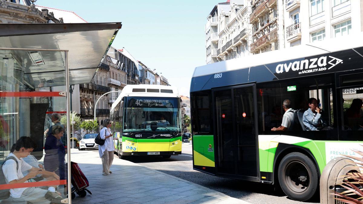 Dos autobuses urbanos, este viernes en una parada.