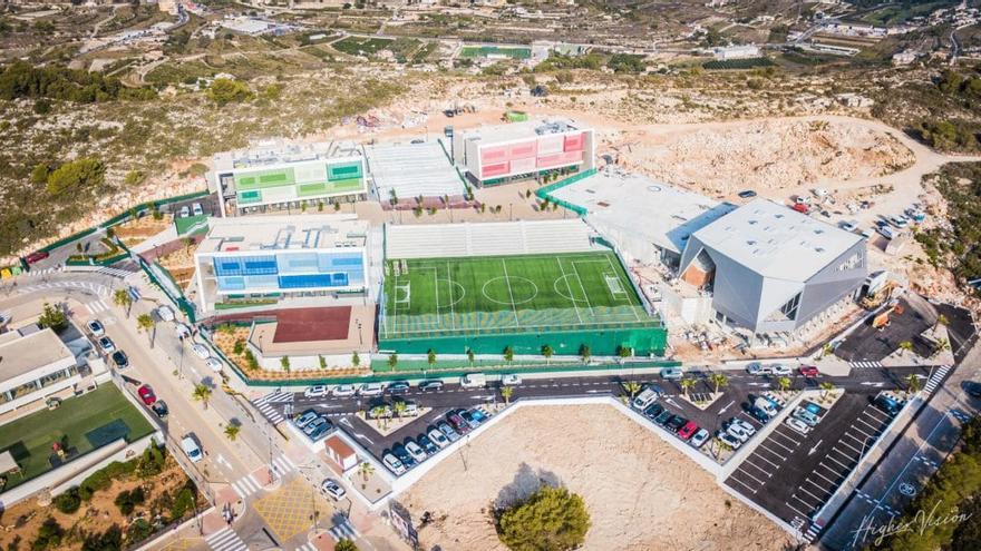 El colegio internacional, que también imparte secundaria, en una imagen tomada desde la cima del Puig de la Llorença