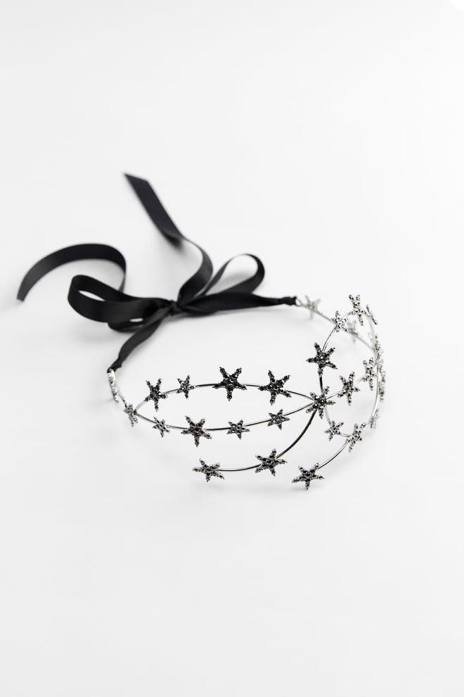 Diadema de estrellas de Zara (precio: 25,95 euros)