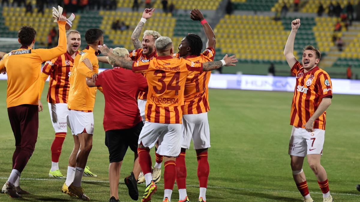 Los jugadores del Galatasaray celebran el título pese a haber disputado menos de un minuto de la final de la Supercopa turca