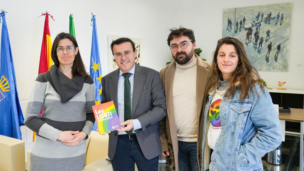 Miguel Ángel Gallardo, con representantes de la Fundación Triángulo, este miércoles, en el décimo aniversario de la aprobación de la Ley LGTBI de Extremadura.
