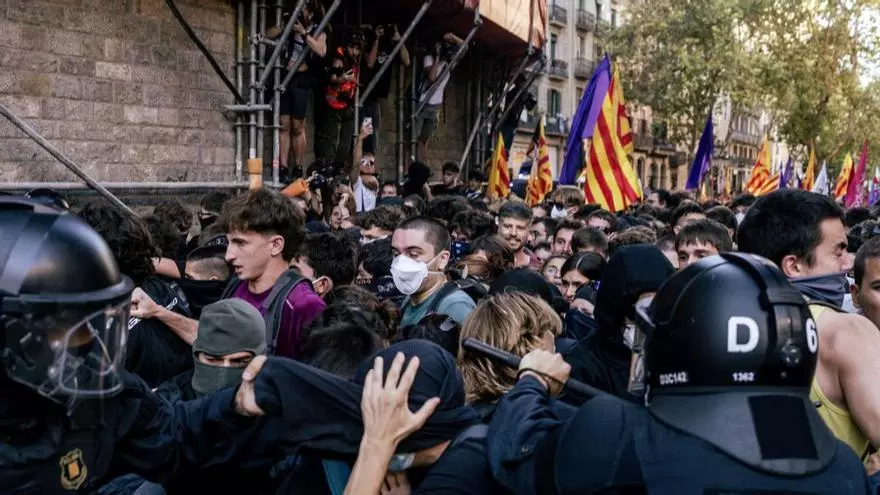 Los Mossos frenan con cargas el choque entre Aliança Catalana y los manifestantes antifascistas en el Fossar de les Moreres