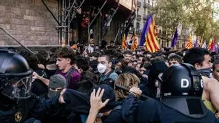 Los Mossos frenan con cargas el choque entre Aliança Catalana y los manifestantes antifascistas en el Fossar de les Moreres