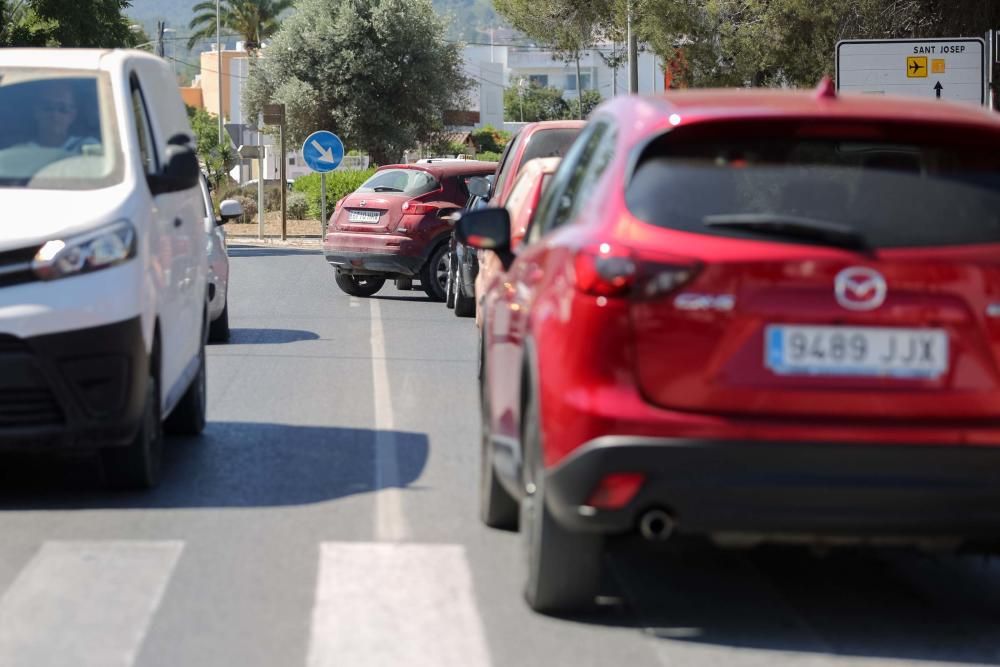 La sustitución de 500 metros de tubería del colector colapsa varias calles de la zona