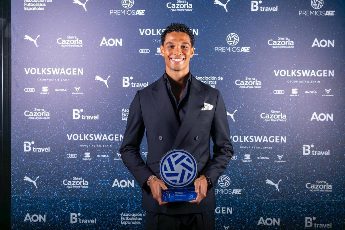 Etienne Etoo, en la gala con su trofeo de mejor jugador del Grupo 7 de Segunda RFEF