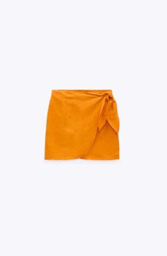 Falda pareo naranja de Zara (precio: 19,95 euros)