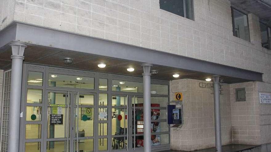 Entrada al Centro de Salud de Cangas, ayer. // Santos Álvarez