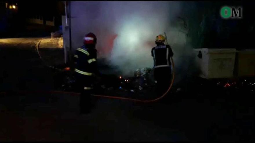 Los bomberos apagan contenedores en llamas en Mijas