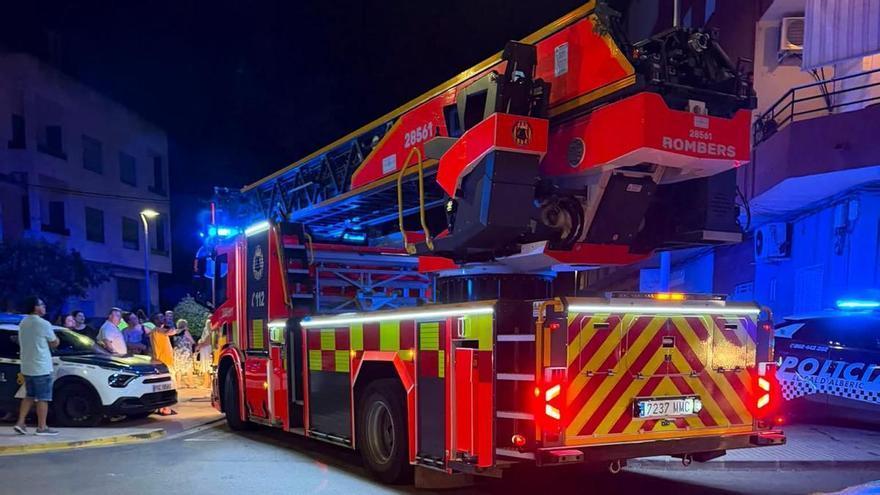 Un muerto y tres afectados por inhalación de humo en un incendio en un edificio de Alberic