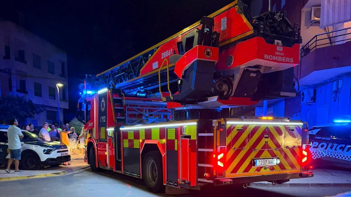 Un muerto y tres afectados por inhalación de humo en un incendio en un edificio de Alberic