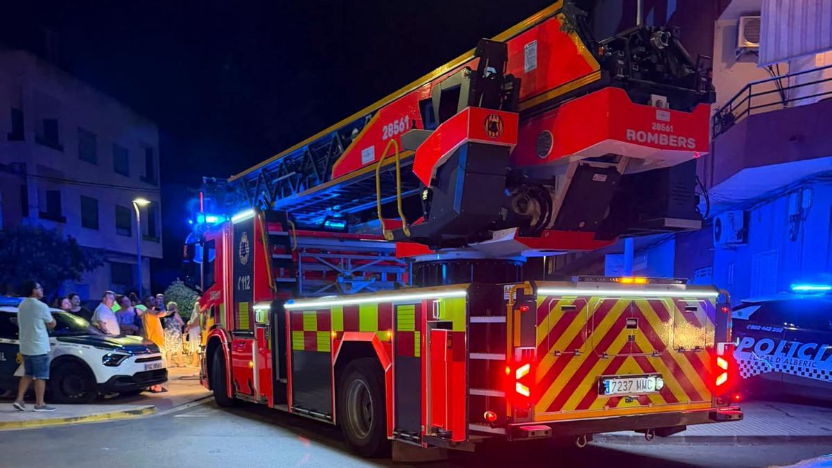 Un muerto y tres afectados por inhalación de humo en un incendio en un edificio de Alberic.