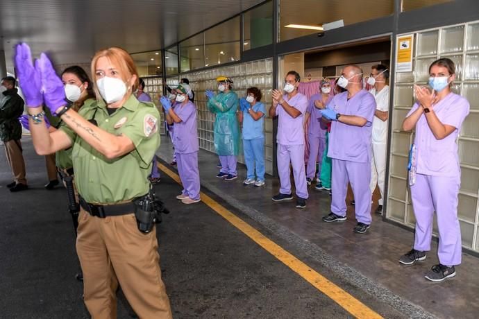 23-04-20  LAS PALMAS DE GRAN CANARIA. HOSPITAL UNIVERSITARIO DOCTOR NEGRIN. LAS PALMAS DE GRAN CANARIA. Reconocimiento del personal de seguridad privada a la labor que hace el personal sanitario.  Fotos: Juan Castro.  | 23/04/2020 | Fotógrafo: Juan Carlos Castro