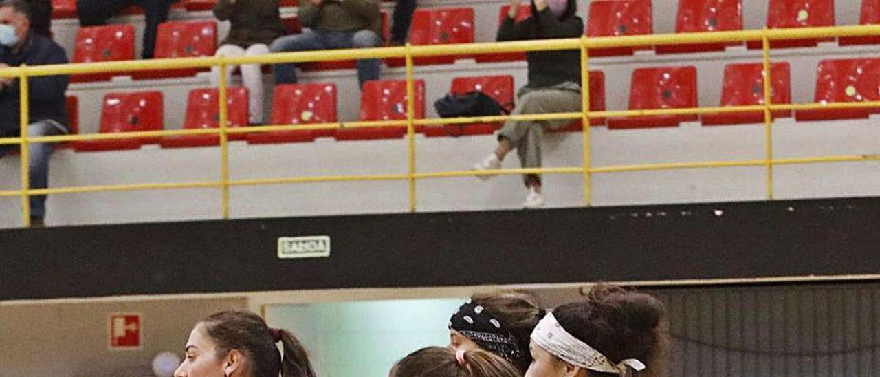 Las jugadoras del Telecable se abrazan tras un gol.