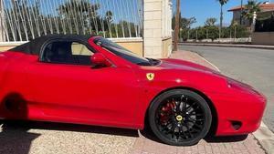 El vehículo, similar a un 360 Spider, usaba de forma ilícita los logotipos y diseños de la marca italiana.