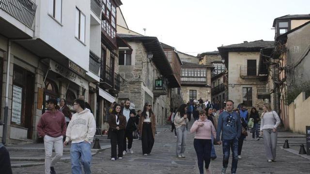 Los turistas pasean por el casco antiguo de Puebla de Sanabria esta Semana Santa.  | ARACELI SAAVEDRA