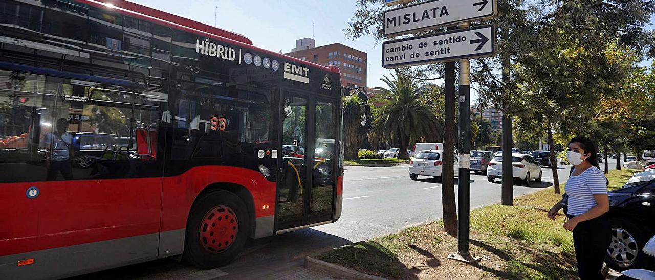 Un autobús de la EMT circula por la Avenida del Cid de València. | JOSÉ MANUEL LÓPEZ