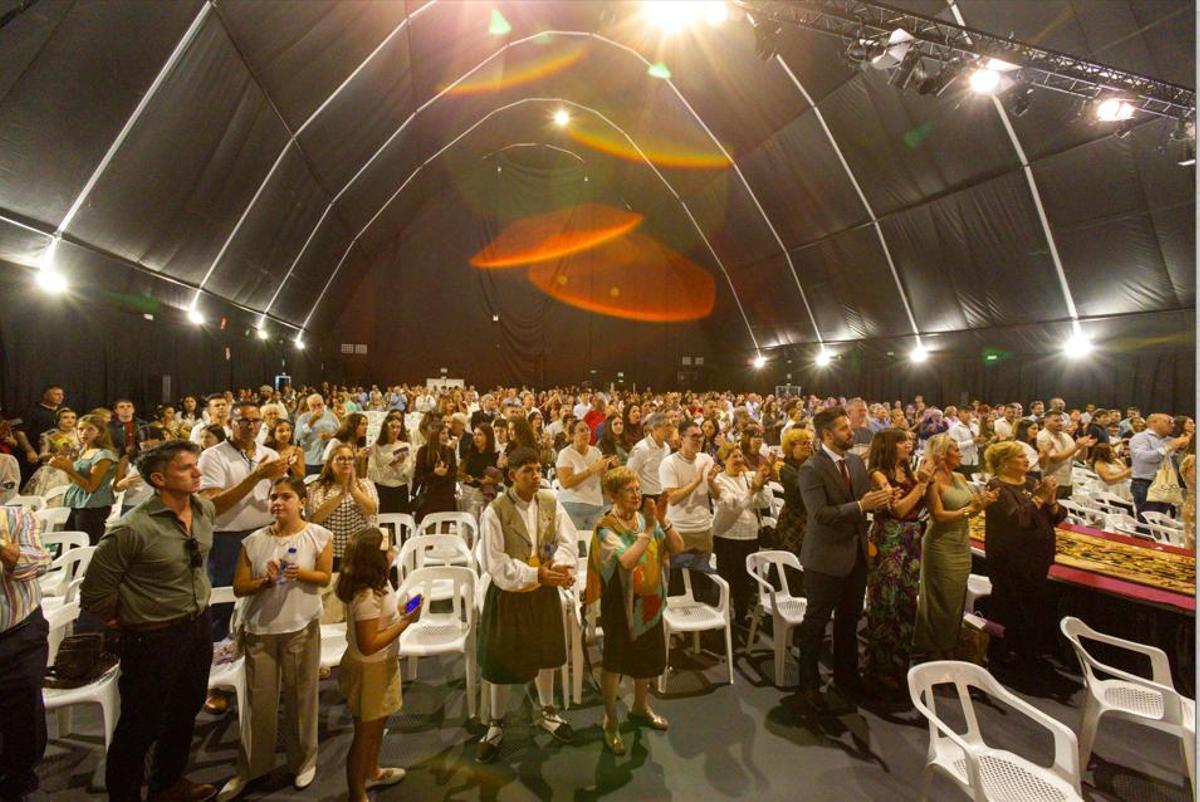 Cerca de 800 personas disfrutan de la exaltación.