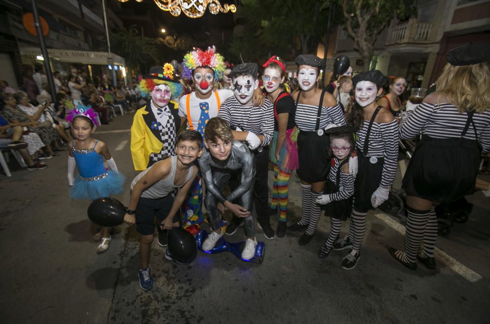 Desfile de disfraces en las fiestas de Sant Joan.