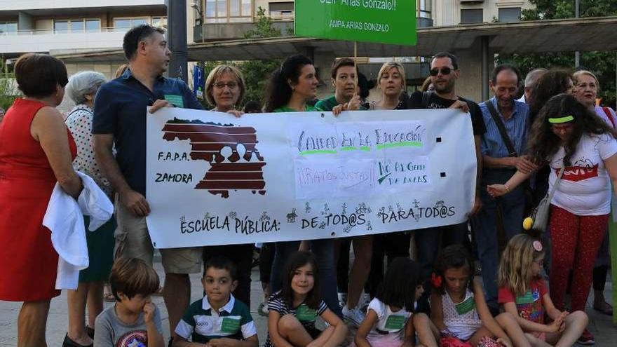 Miembros de la FAPA Zamora, apoyan la concentración contra el cierre de aulas en un colegio.