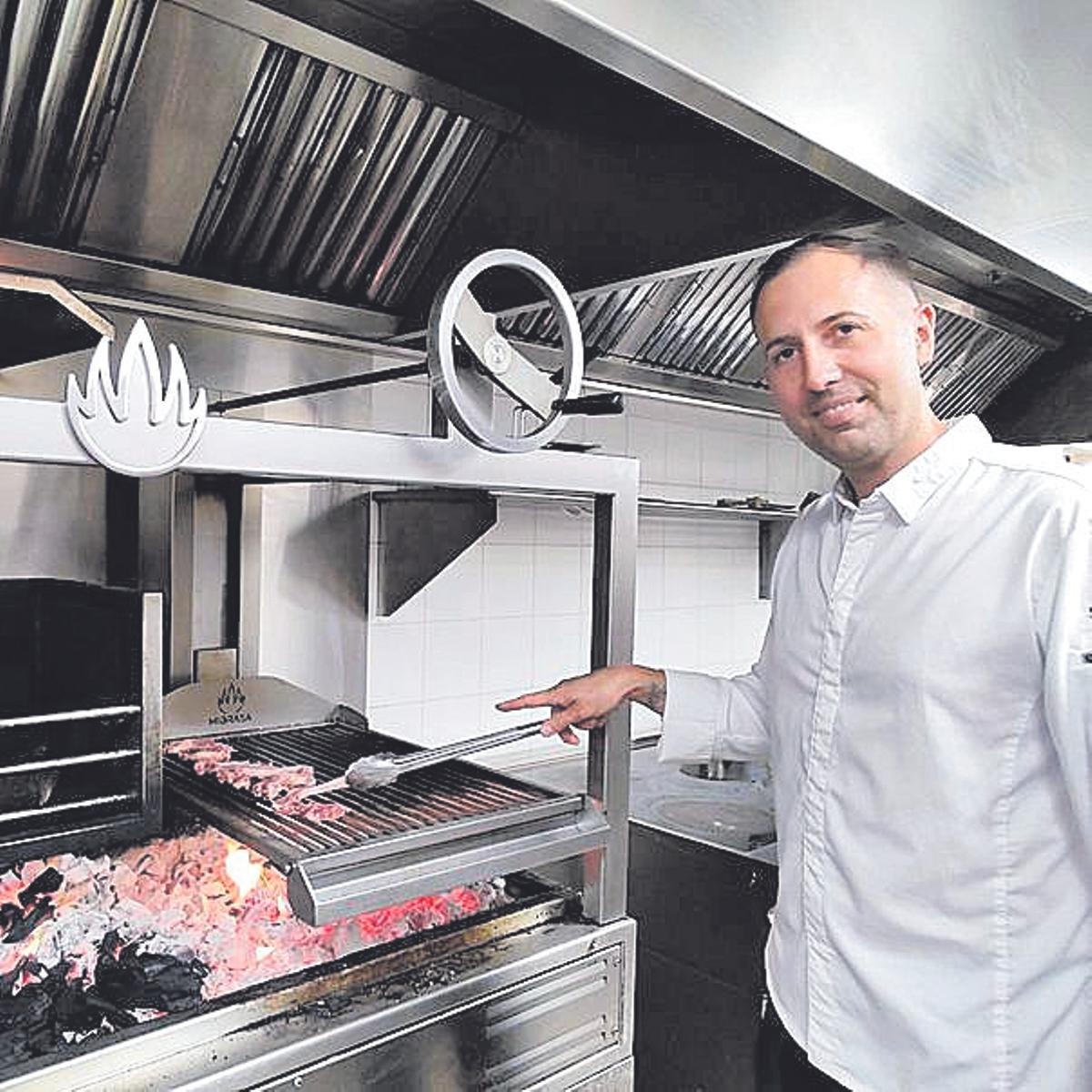 Mateu Garcias prepara unas chuletas a la brasa.