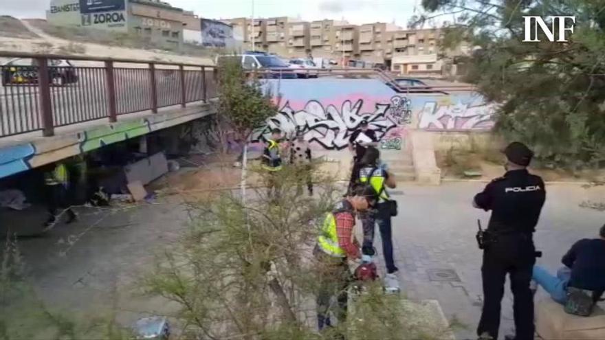 Hallan el cadáver de un indigente bajo un puente en la calle Teulada de Alicante