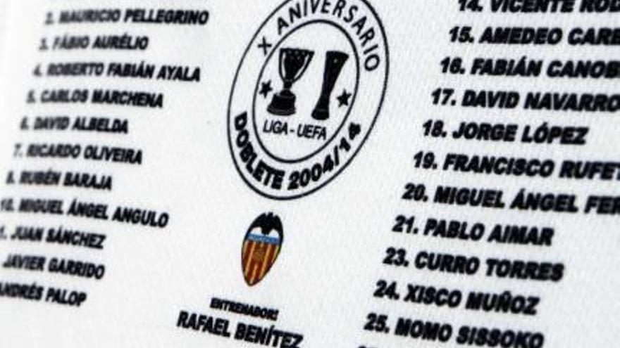 La marca deportiva Joma y el Valencia conmemorarán el décimo aniversario del histórico «doblete» de Liga y Copa de la UEFA de la temporada 2003-04 con el lanzamiento de una nueva camiseta.