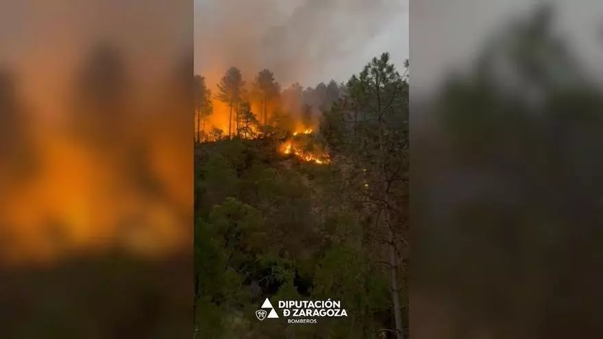 Bomberos continúan trabajando en la extinción del incendio forestal de Riglos