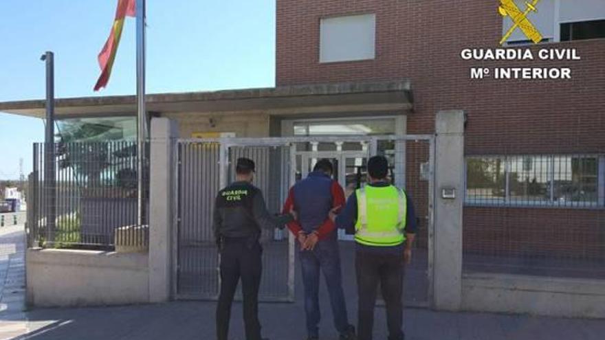 La Guardia Civil con uno de los detenidos por la estafa de las naranjas.