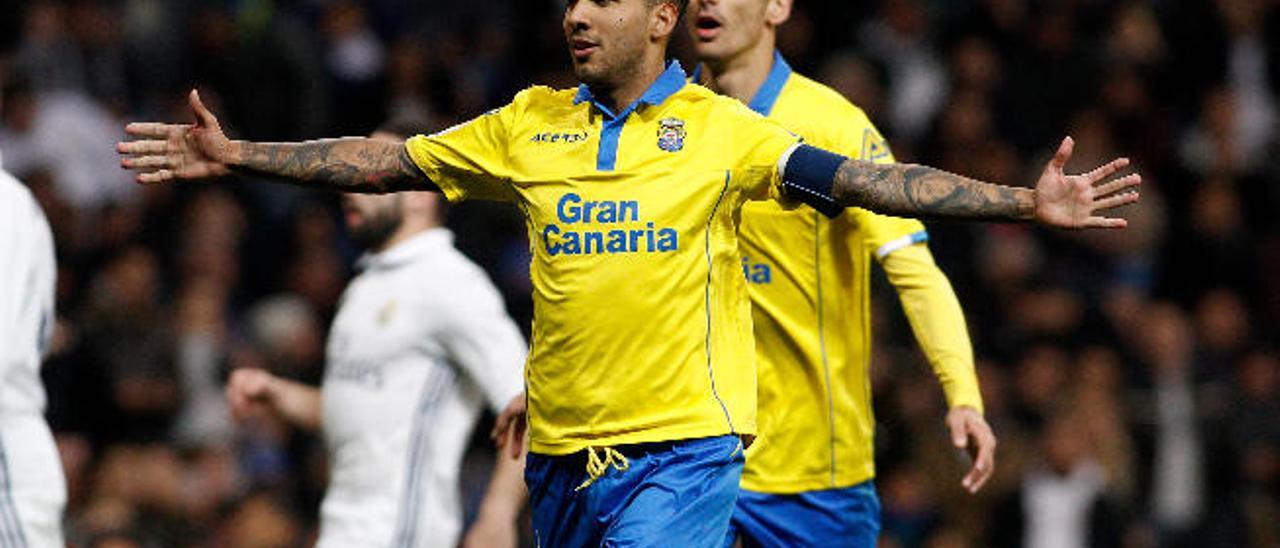 Jonathan Viera celebra su gol de penalti en el Santiago Bernabéu ante el Real Madrid la temporada pasada.