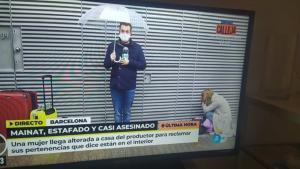 La mujer expulsada de la casa de Mainat, junto a un reportero.