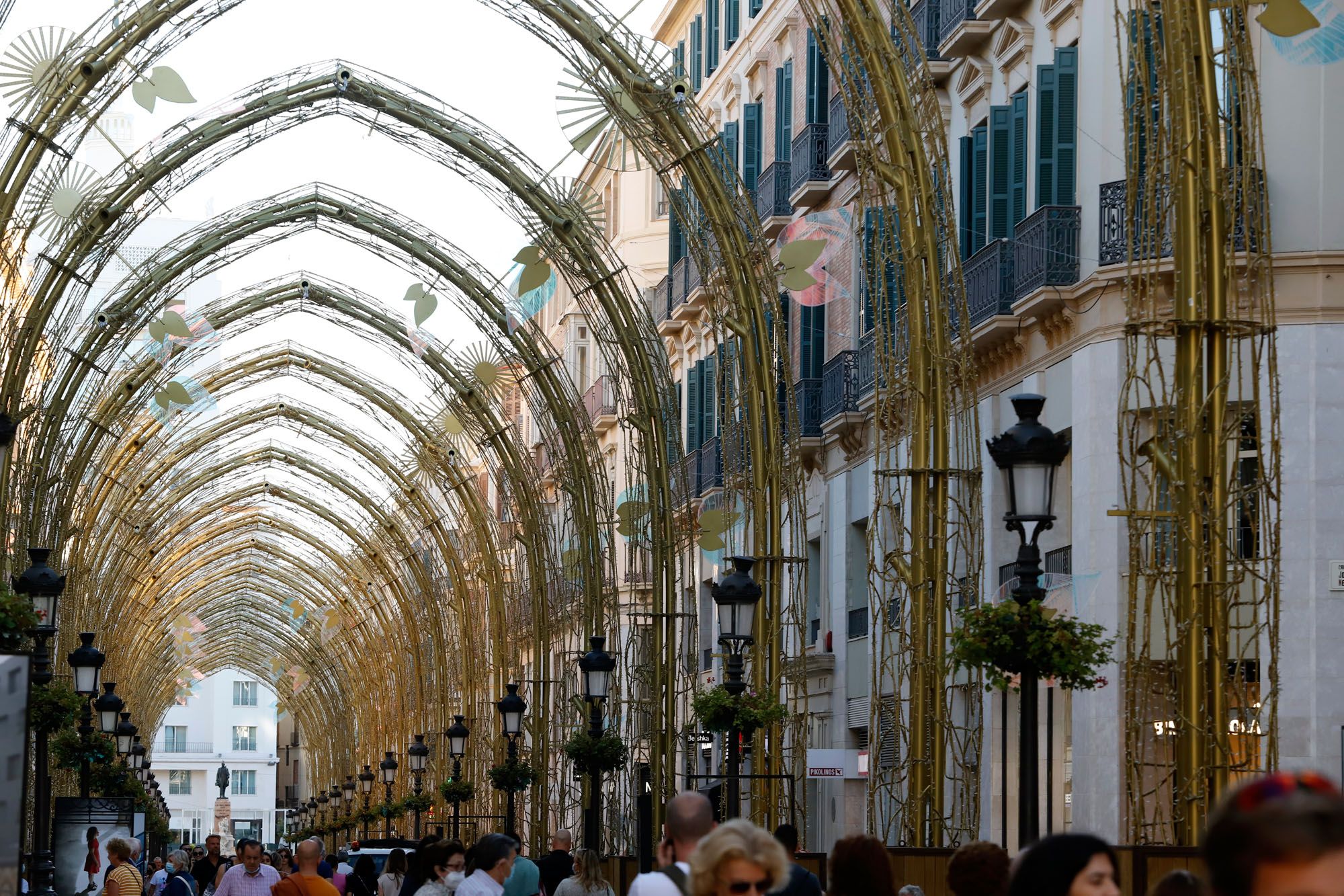 La estructura de las luces de Navidad, ya colocada en la calle Larios.