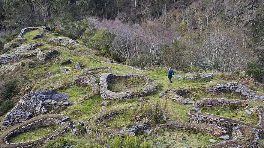 Los castros del Navia, protagonistas del segundo volumen