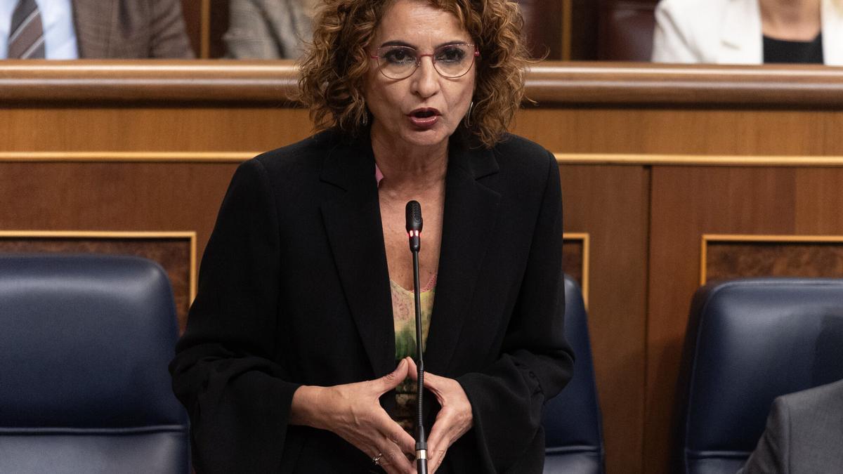 La vicepresidenta primera y ministra de Hacienda, María Jesús Montero, este miércoles, durante la sesión de control al Gobierno, en el Congreso de los Diputados.