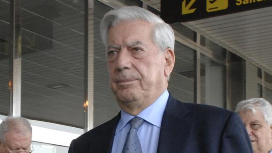 Vargas Llosa, a la derecha, junto al rector de la ULPGC, José Regidor, ayer a su llegada al Aeropuerto de Gran Canaria.  i LP/DLP